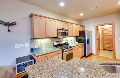 Thurston House | Springfield Home w/Yard ~ 9 Mi to Downtown Eugene