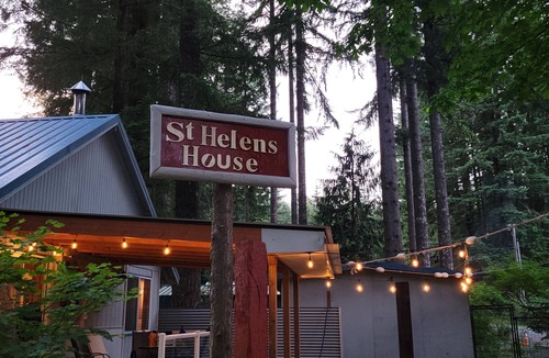 Cougar House | St. Helens House ~ Yale Lake/Mt St Helens Retreat.