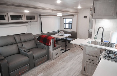 Valle House | Stargazing Luxury Solar RV with mountain views! 30 mins to Grand Canyon.