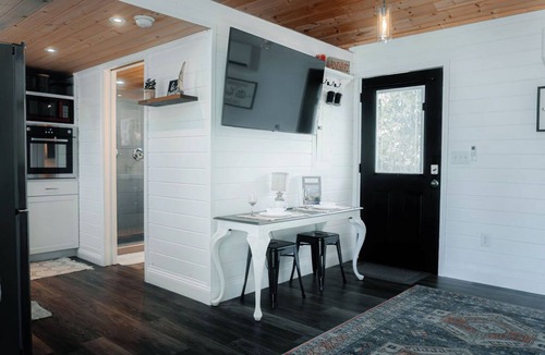 Hillsville Cottage | Starry Snug - A tiny home romantic getaway