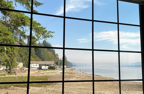Hoodsport House | Stay at the historic Hoodsport House located on the beautiful Hood Canal!