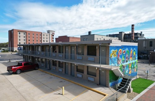 Cedar Falls Apartment | Stay Downtown, Free Gated Parking, Renovated Studio! 527