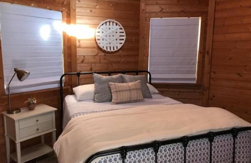 Davis House | Stay on the farm - 1 bedroom cottage with deck outside of Davis