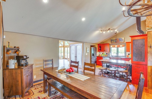 Excelsior Springs Cottage | Stay & Sip: Group Ranch at Shamrock Hills Vineyard