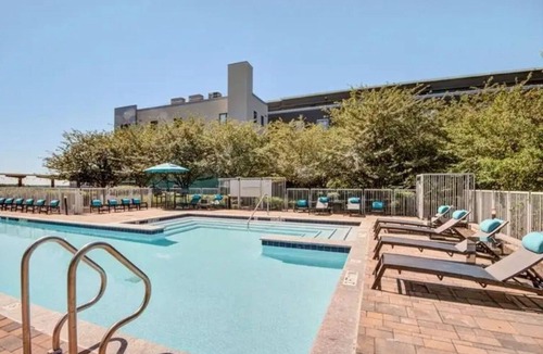 North Bethesda Apartment | Stellar North Bethesda 2BR w/Terrace & Pools, nr Shops, by Blueground