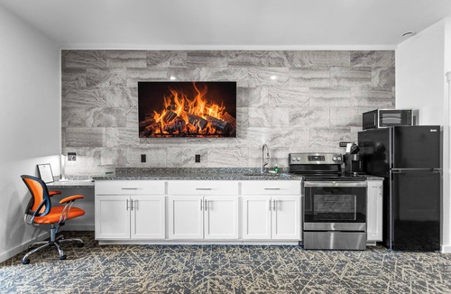 Ellsworth Apartment | Stone Park