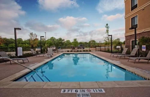 Sweetbriar Apartment | Studio Near Downtown Austin | Outdoor Pool, Free Breakfast!