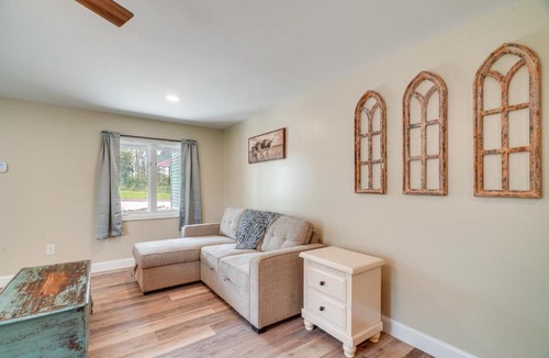 Treloar Apartment | Studio Stay w/Deck in Missouri Wine Country
