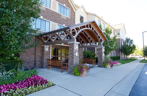 Novi Apartment | Studio Suite - FREE Breakfast Buffet, Business + Fitness Center Access