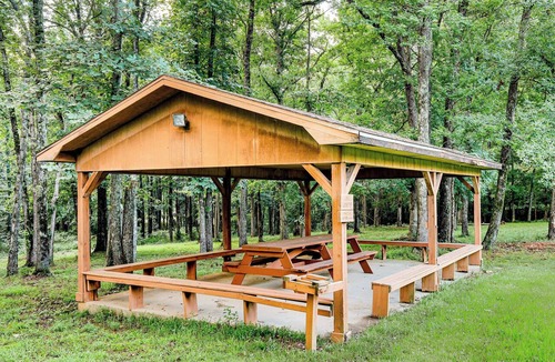 Clinton Apartment | Studio w/Greers Ferry Lake Access & Resort Perks!