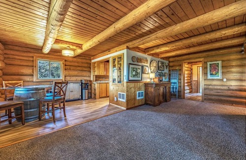 Lyle Cabin | Stunning Cabin Retreat with Sauna, Book Library and Incredible Game Room in Lyle, Washington