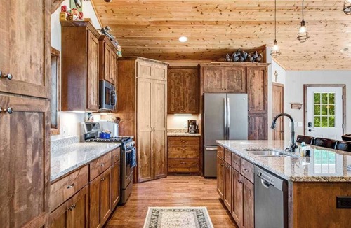 Wisconsin Dells House | Stunning lodge with game room, balcony, central AC & washer/dryer