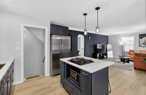 Parma House | Stunning Modern Home close to Downtown & Airport