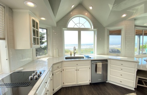 Neskowin House | Stunning Oceanfront Retreat -5 Bed, 4 bath, Panoramic Views, Hot-tub, Wi-Fi,