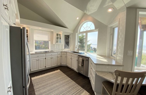 Neskowin House | Stunning Oceanfront Retreat -5 Bed, 4 bath, Panoramic Views, Hot-tub, Wi-Fi,