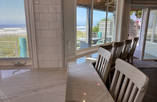Neskowin House | Stunning Oceanfront Retreat -5 Bed, 4 bath, Panoramic Views, Hot-tub, Wi-Fi,