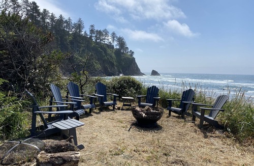 Neskowin House | Stunning Oceanfront Retreat -5 Bed, 4 bath, Panoramic Views, Hot-tub, Wi-Fi,