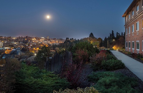 Pullman Hotel | Stunning View of Pullman! Spacious Room w/Free Breakfast, Free Parking, Pool