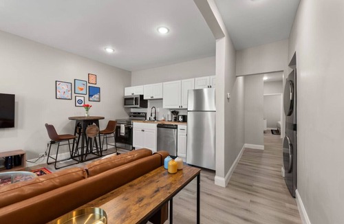 Hough Apartment | Stylish 3 BDR | 3 min. to Clinic