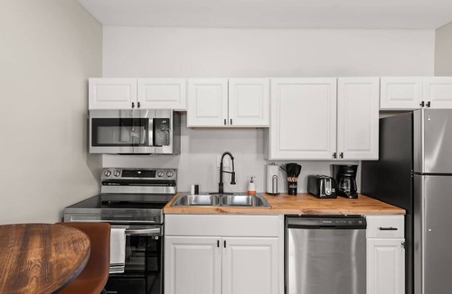 Hough Apartment | Stylish 3 BDR | 3 min. to Clinic