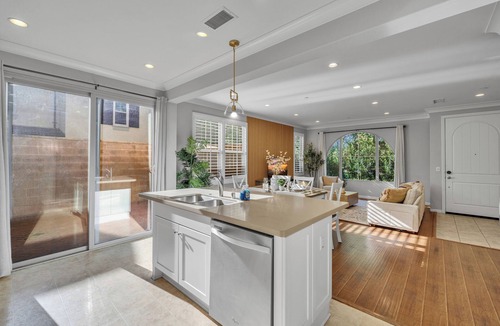 Stonegate House | Stylish 3BR End Unit Townhouse｜1st Floor BR｜Community Pool｜ Private Backyard #25