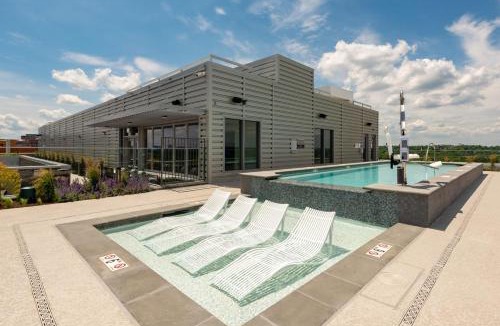 Clarendon Apartment | Stylish Apt Near DC & Metro - Pool & Gym