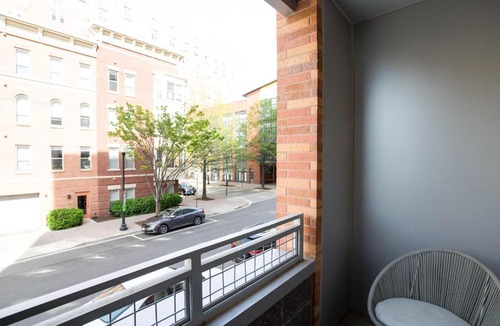 Clarendon Apartment | Stylish Condo at Clarendon with Rooftop Views