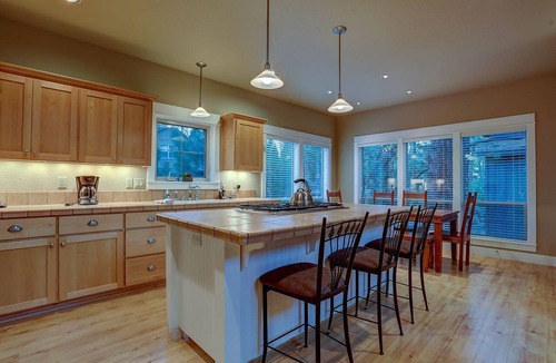 RiverWild Cabin | Stylish Luxury Cabin with Hot Tub near Deschutes River Trail on Resort in Bend, Oregon