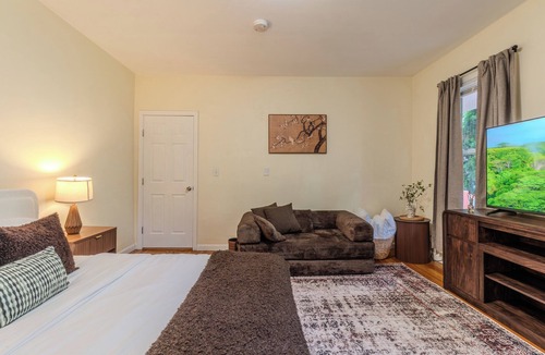 Everett Apartment | Stylish Modern 5BR Home W/Private Balcony