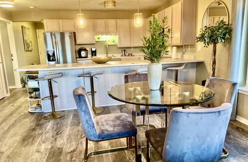 Long Beach Condo | Stylish Oceanfront Escape 2 Master Suites King Bed