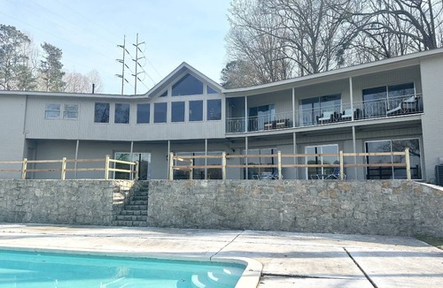 Jonesboro House | Summer Vacy/20-30 minutes to downtown Atlanta/Sleeps 12/Private Pool