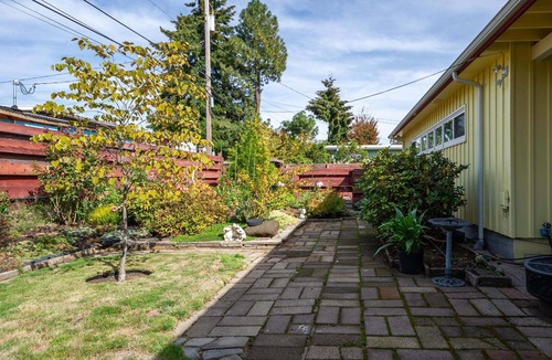 Friendly Condo | Sunflower Studio - 7 Minutes To Uo & 4 Minutes To Downtown 1 Bedroom Studio