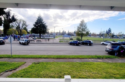 Everett House | Sunny Everett Home next to Park/Pickleball & More! 2 Queen 1 Sofa Bed