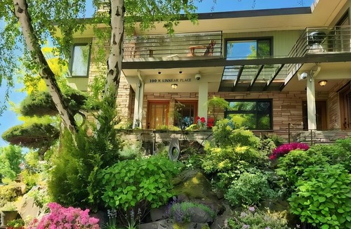 Lower Queen Anne Condo | SUNNY & SPACIOUS 2BD CONDO - AC - GAS FIREPLACE - 5 STAR RATINGS