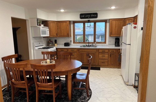 Mabel House | Sunrise Estate ~ 3-bedroom house with cozy sunrise view in charming Mabel