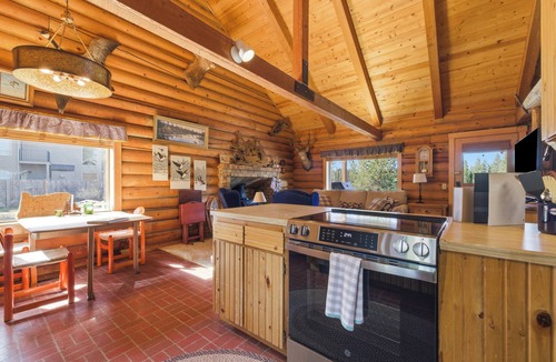 Oregon Water Wonderland Cabin | Sunriver Riverfront Log Cabin With Hot Tub