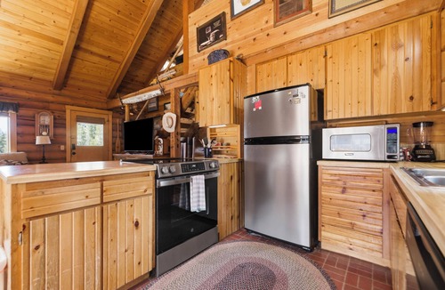 Oregon Water Wonderland Cabin | Sunriver Riverfront Log Cabin With Hot Tub