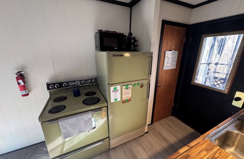 New Market Cabin | Sunset Hill. Rustic retreat just minutes from the town of New Market