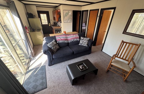 New Market Cabin | Sunset Hill. Rustic retreat just minutes from the town of New Market