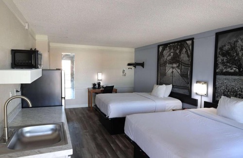East Congress Hotel | Super 8 by Wyndham Austin South I-35