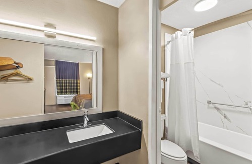 Commerce Hotel | Super 8 by Wyndham Commerce