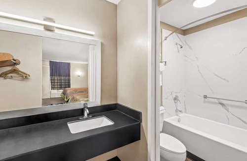Commerce Hotel | Super 8 by Wyndham Commerce