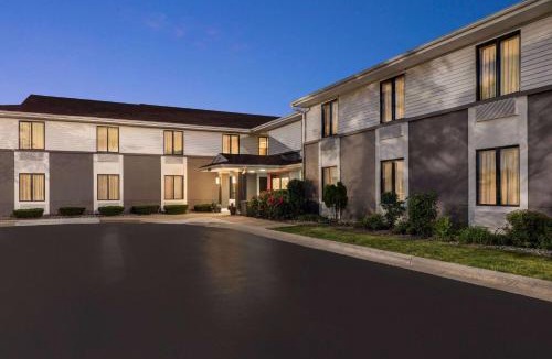 Village of Germantown Hotel | Super 8 by Wyndham Germantown/Milwaukee