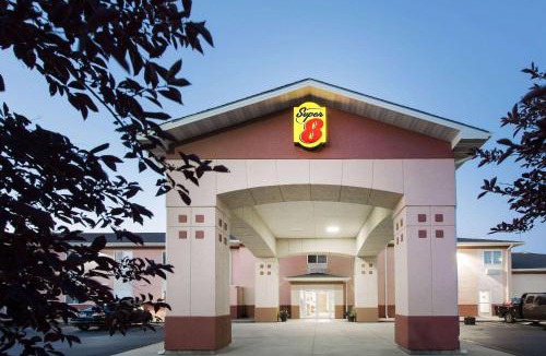 Iola Hotel | Super 8 by Wyndham Iola KS