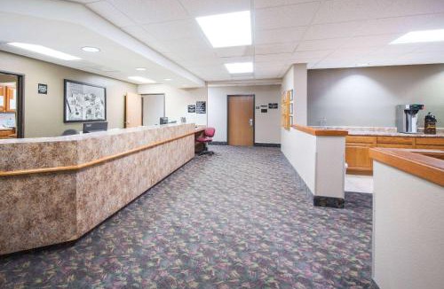 Iola Hotel | Super 8 by Wyndham Iola KS