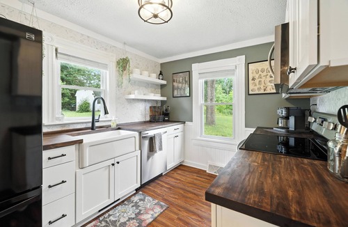 Luray House | Super Cozy 5 Acre Farmhouse in Luray - Close to Everything