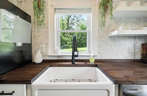 Luray House | Super Cozy 5 Acre Farmhouse in Luray - Close to Everything