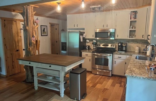 Reed Creek House | SUPER CUTE On the lake, Deep Water quiet cove, easy walk to lake