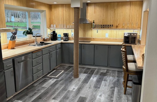 Oakridge Apartment | Superb 1-bedroom adventure basecamp in enchanting Oakridge for your getaway