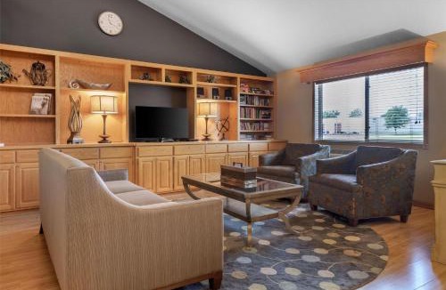 Litchfield Hotel | SureStay Plus Hotel by Best Western Litchfield